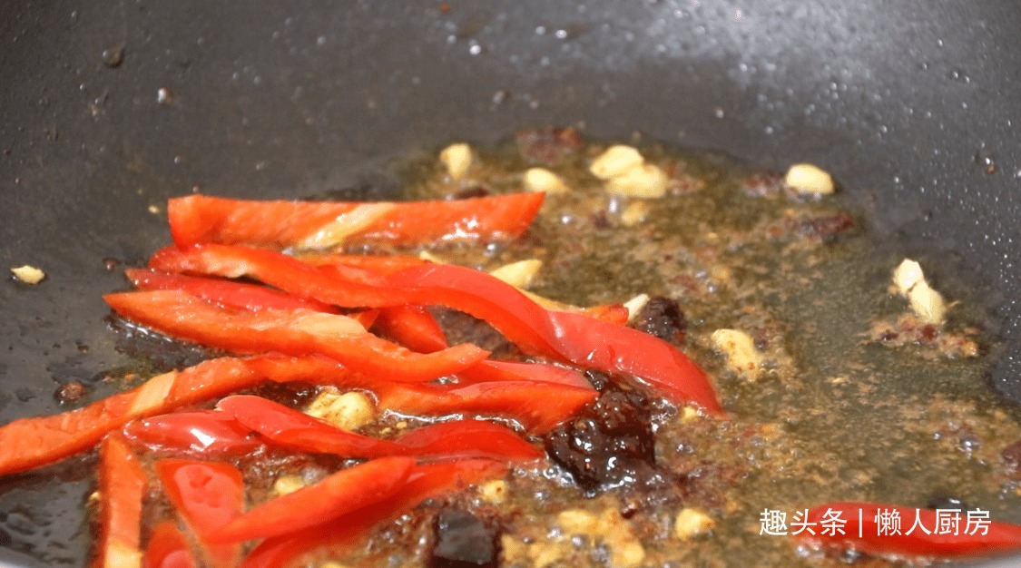 土豆别再炖肉了,教你一个新吃法,好吃到停不下来,比吃肉香!