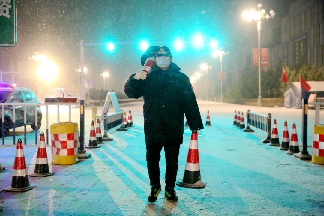 嘉峪关|疫情防控 嘉峪关在行动丨无惧风雪！嘉峪关公安用责任和担当筑起战“疫”防线