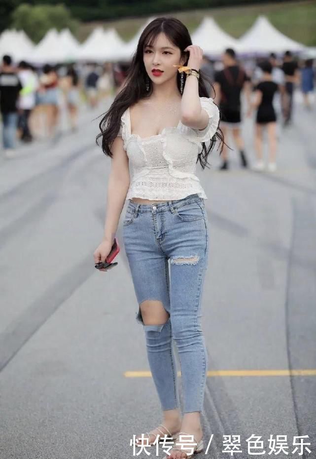 夏日简约休闲风穿搭，时尚女生更爱破洞牛仔裤，省心好穿又耐看