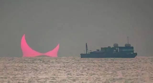 海市蜃楼 月球和太阳同时升起,波斯湾出现神奇罕见海市蜃楼——恶魔之角