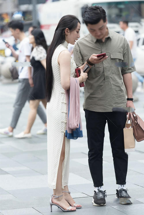 街拍：裙子很显气质，改良版中国风连衣裙穿上
