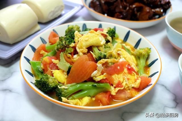 不粘锅|晒晒母女三人的晚餐，一荤一素营养健康，做法简单味道香，好吃