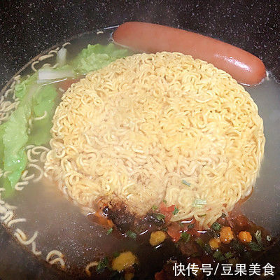 #暖冬酱在手,嗨吃部队锅#韩式辣酱泡面