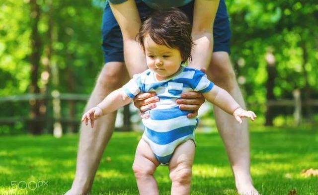 平衡力|别牵着宝宝的手学走路,累人又伤娃,正确的学走路方式是先爬后走