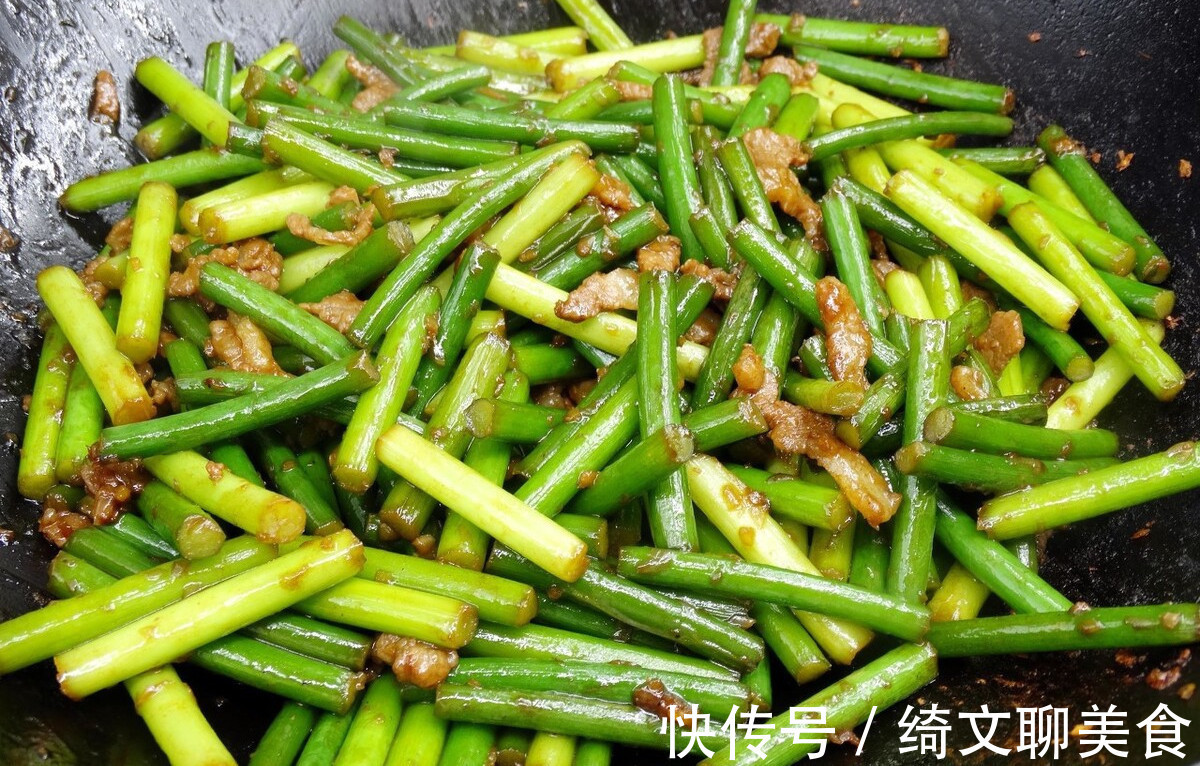 鸡蛋清|炒蒜苔总是不入味不要直接下锅炒,掌握1技巧,蒜苔脆嫩又入味