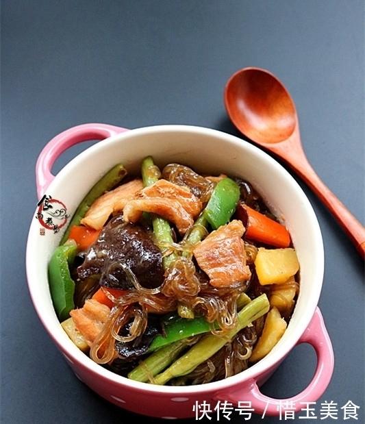 此菜,家人三天两头就想吃,食材丰富一锅出,又香又滑营养足
