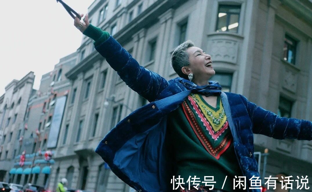 衣服 60岁奶奶把400多一套的衣服,穿出高定感,终于明白气质与钱无关
