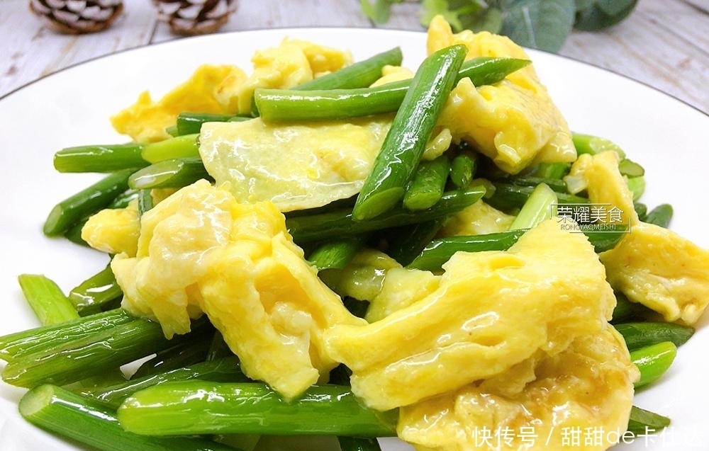 炒蒜薹，焯水和直接下锅炒就错啦，这样做，蒜薹翠绿鲜嫩很入味