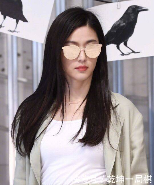 全智贤生二胎后首次亮相 西装墨镜造型再现千颂伊气场 快资讯