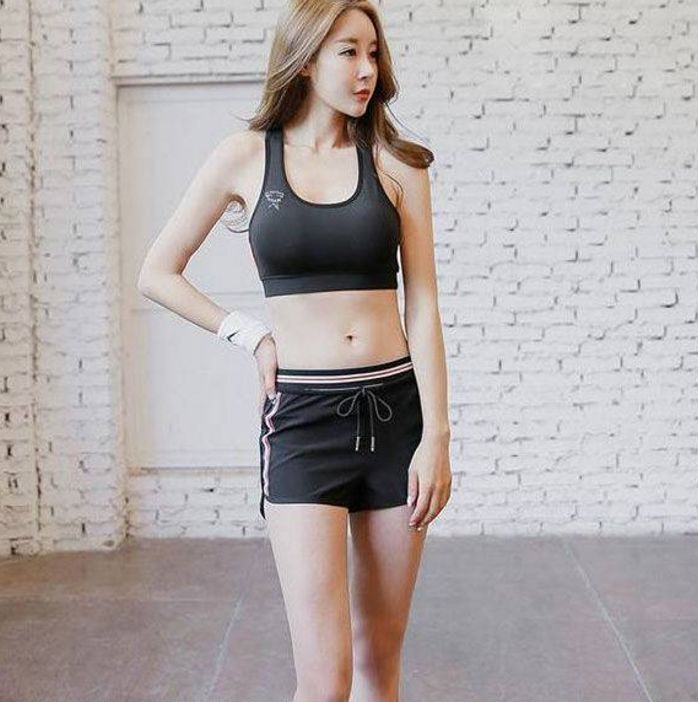 街拍成熟迷人的紧身打底裤美女，凸显女性的线条美