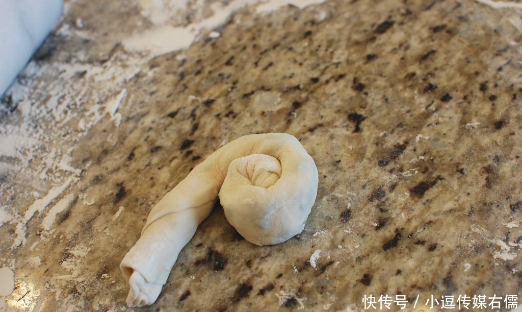 轻松|超级外酥里软的葱油饼!不用发酵,新手也能轻松搞定!