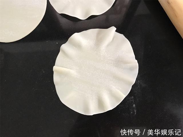 饺子皮加1碗糯米，做成快手早餐，皮薄馅大，一人一屉不够吃