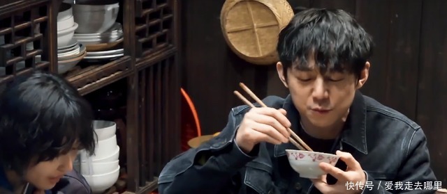 何炅|张子枫双手拿碗跟张艺兴碰,在哥哥面前敷面膜泡脚,没有少女架子