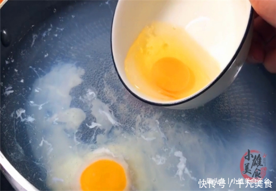 煮荷包蛋时,直接下锅是就错了,奶奶教我一招,鸡蛋圆润不散花