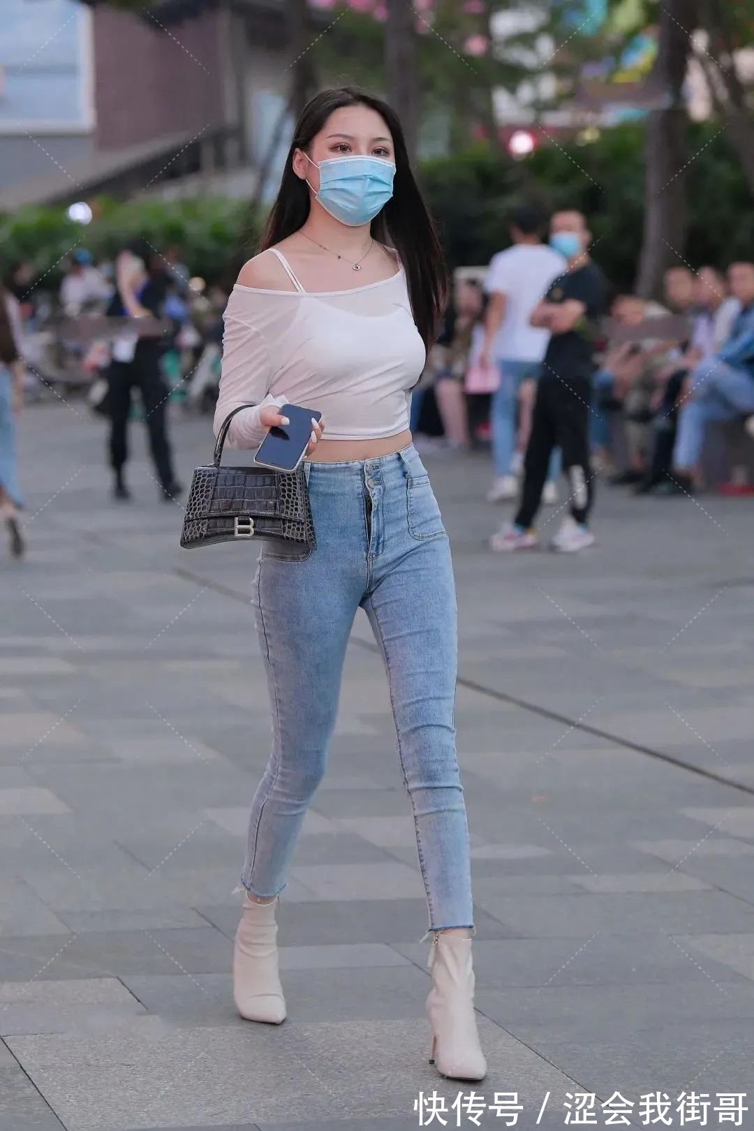 牛仔裤|街拍穿牛仔裤的时尚女生