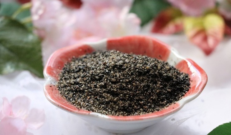 奶奶常吃黑芝麻，教你1个家常做法，比芝麻丸简单，头发黑精神好