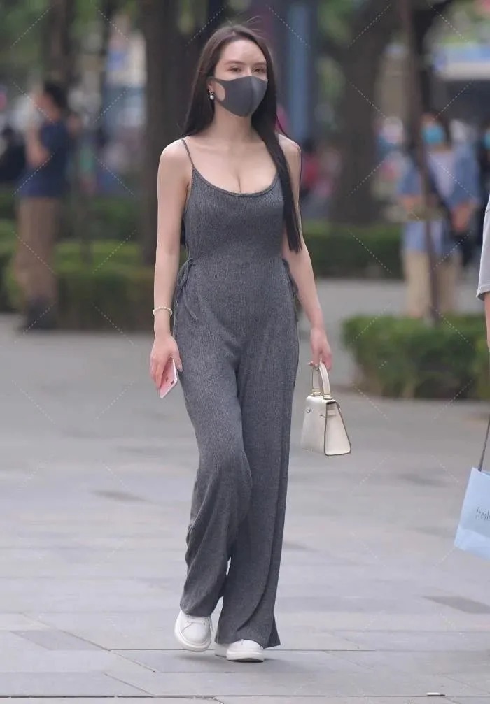 深灰色吊带连体裤,潇洒时尚,垂感十足