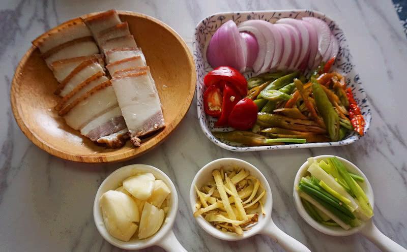 腊肉干锅茶树菇，妥妥的“米饭杀手”，手残党也能轻松搞定