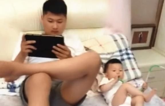姿势|爸爸带娃的日常，连躺在床上的姿势也同步，妈妈：是爷俩
