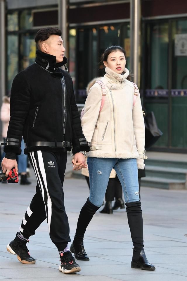 牛仔裤帅气简约而不失细节感，让你看起来非常的时尚大气