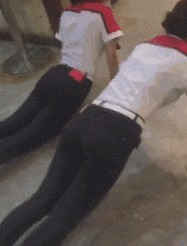 |搞笑GIF:没有一丝丝防备,就被闺蜜坑的一脸懵逼