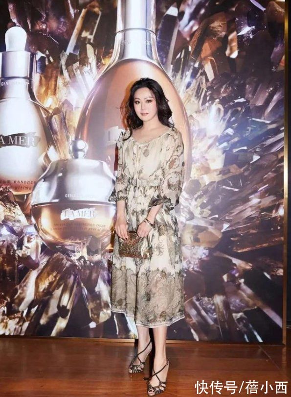 穿搭|章小蕙就算低调也满身尤物气场，穿印花裙配长卷发，妥妥的贵妇感