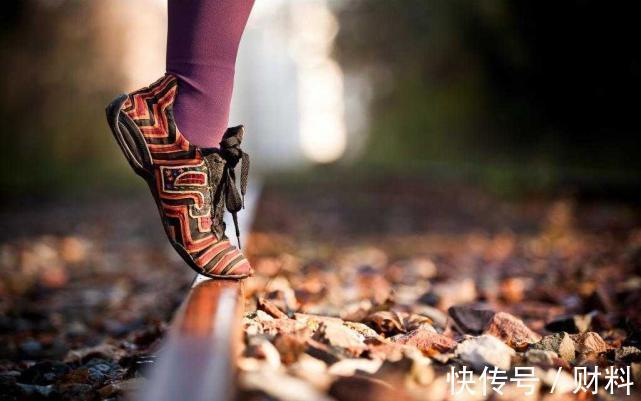 女鞋|“落寞鞋王”被迫关店6000家,退市2年后卷土重来,如今仍争第一