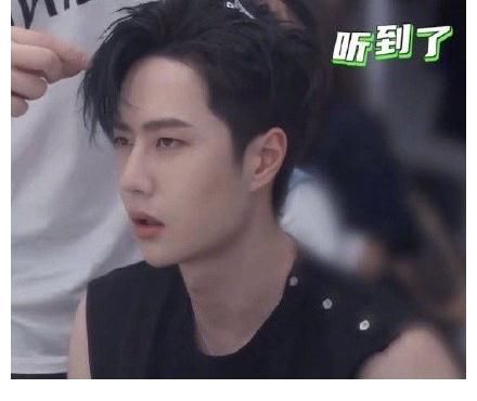 撩人|王一博無袖T太撩人了，隨便一扭都好好看啊，王一博最帥！