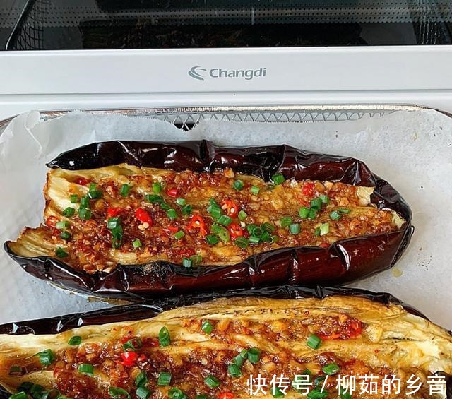 酱汁|家庭版蒜蓉烤茄子,做法很简单,鲜香入味,太过瘾了!