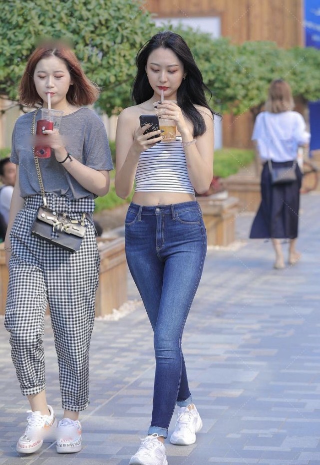 格纹 格纹抹胸装吸引路人的眼球,经典高腰牛仔裤突显大长腿更有魅力