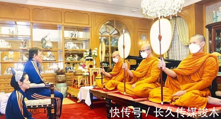 蕾丝|诗妮娜新造型好美,头上佩戴纯白色发箍,深情注视69岁泰王