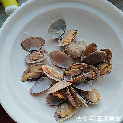 花蛤蒸蛋一端上来,锅里的米饭都变成了摆设