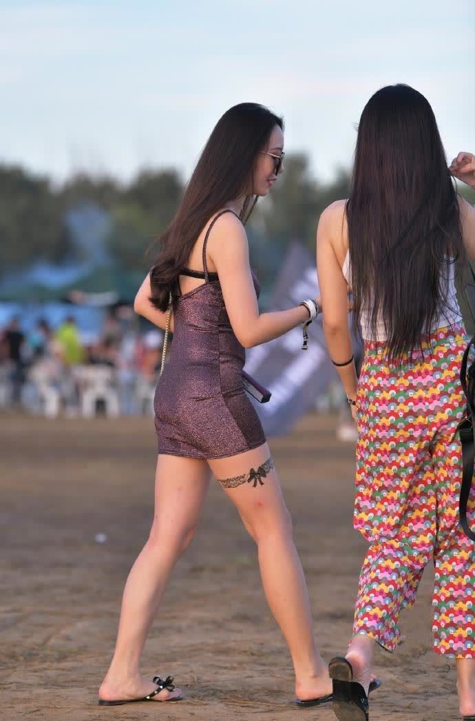 吊带裙|超甜小仙女, 紧身吊带裙穿着太显气质美, 看一眼便心动了