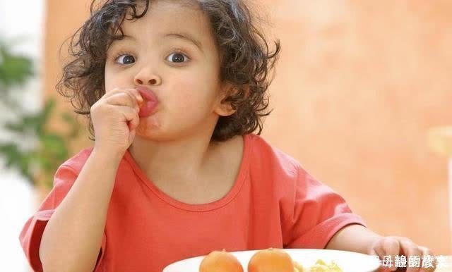 婴幼儿|孩子再饿,也不要“随便给吃”的9种食物,尤其前几种要格外小心