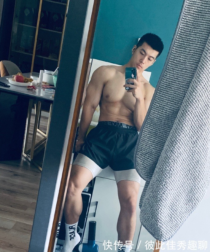 健身|爱健身的90后,胸肌发达麒麟臂健壮,在健身房常丢衣服!