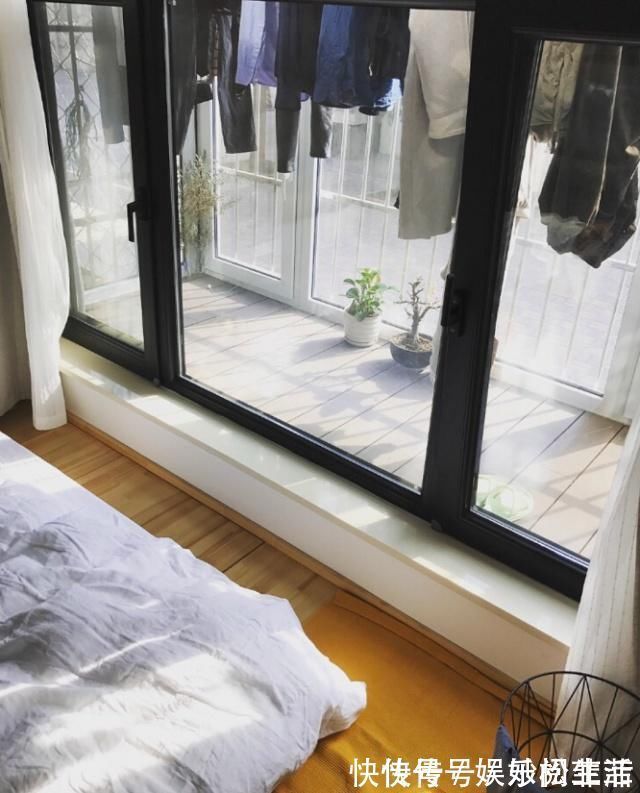 客厅|老公硬把阳台改卧室,在窗外加个“假阳台”!完工邻居都夸他机智