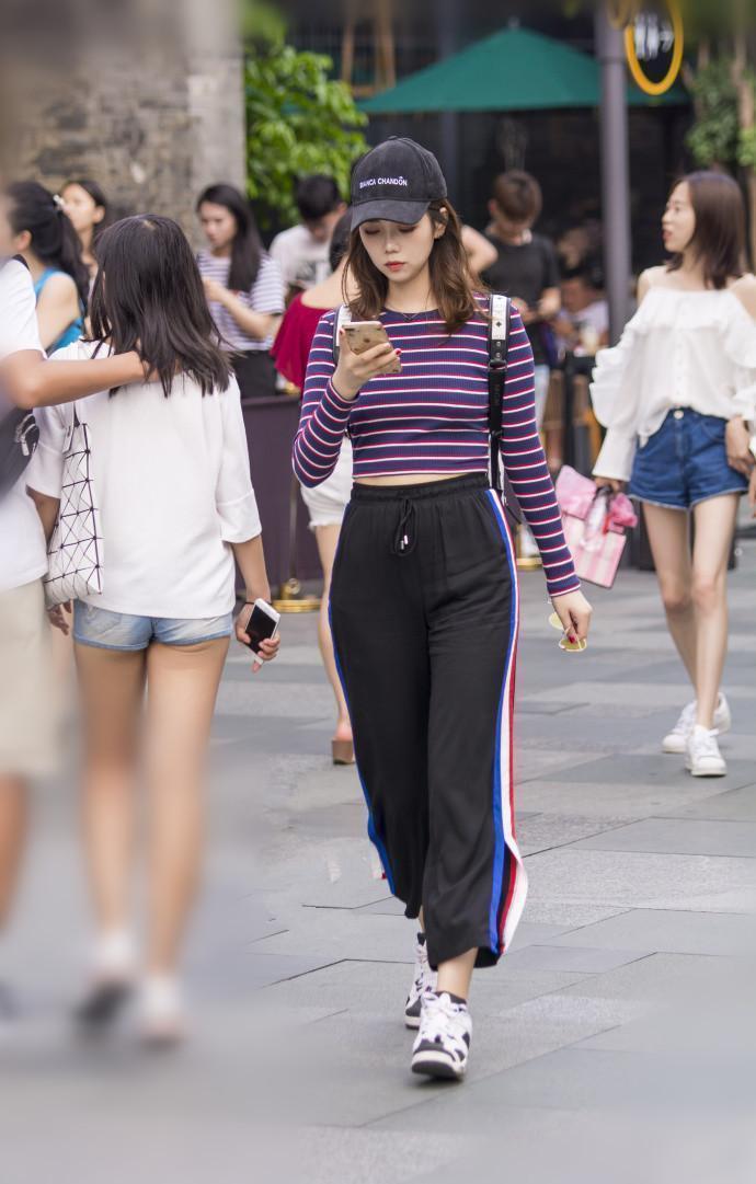 气质|街拍:边走边打电话的时尚辣妈,身材高挑气质靓丽