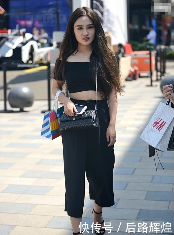 十足|街拍:美女身姿风韵十足,性感丰满至极,你喜欢吗?
