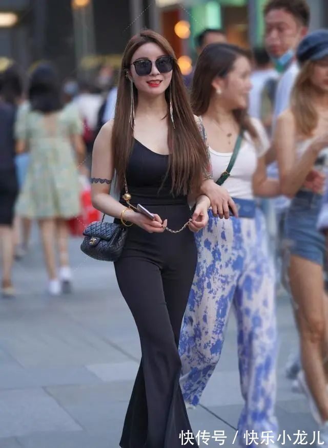 吊带 黑色吊带上衣搭配黑色打底裤,叠穿搭配,达到出彩效果