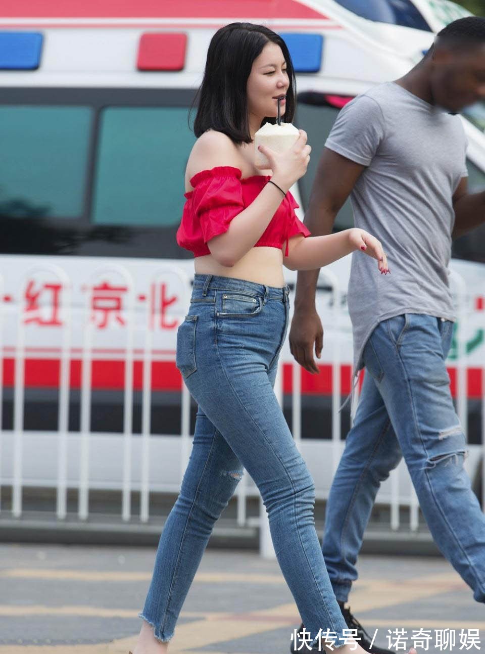 减龄 红色一字领上衣搭配牛仔裤,时尚减龄,潮流范儿满满