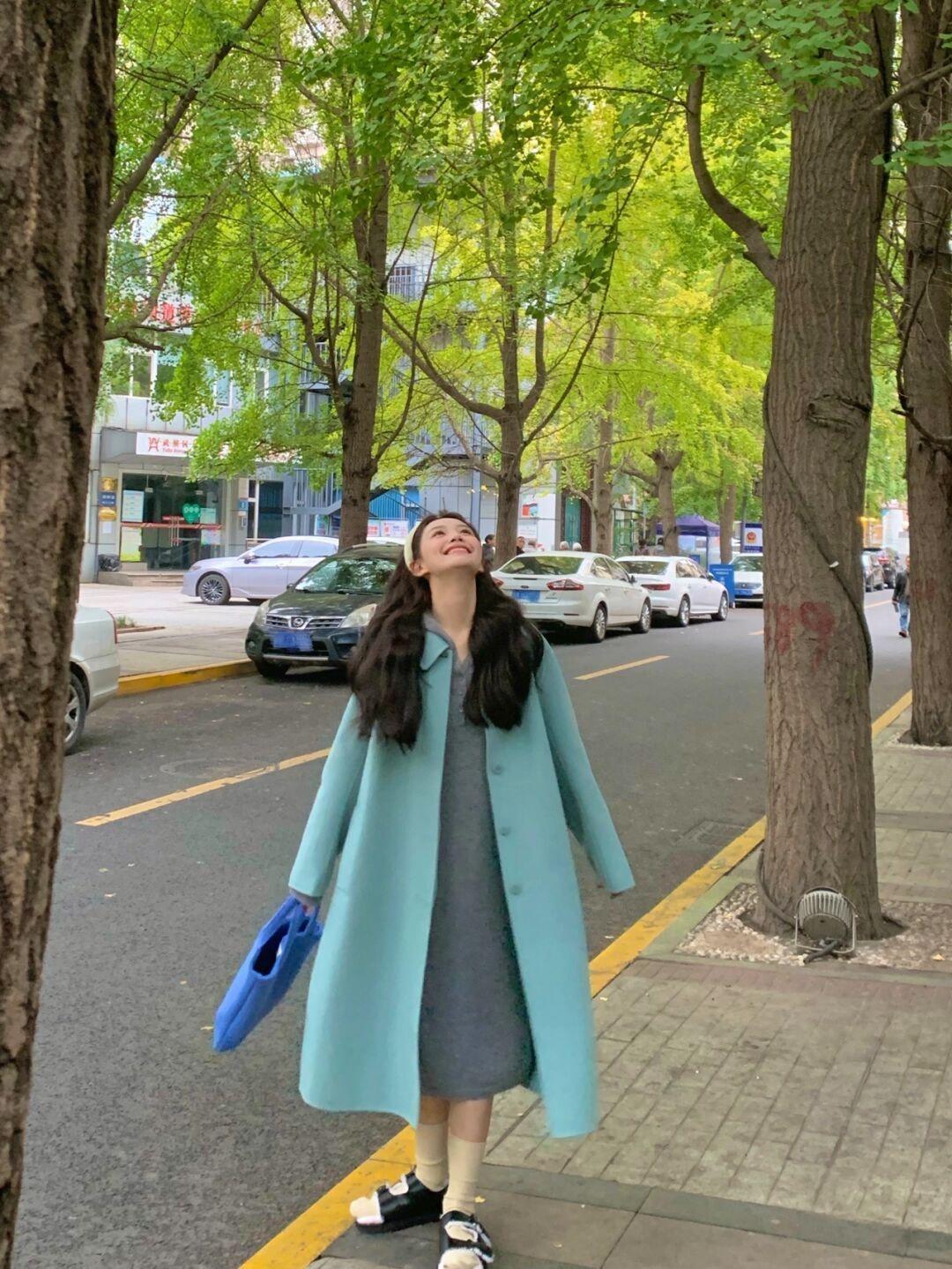 外套 今天偷偷分享一些私藏的秋冬保暖搭配,香芋紫外套+白色牛仔裤保暖又时尚!