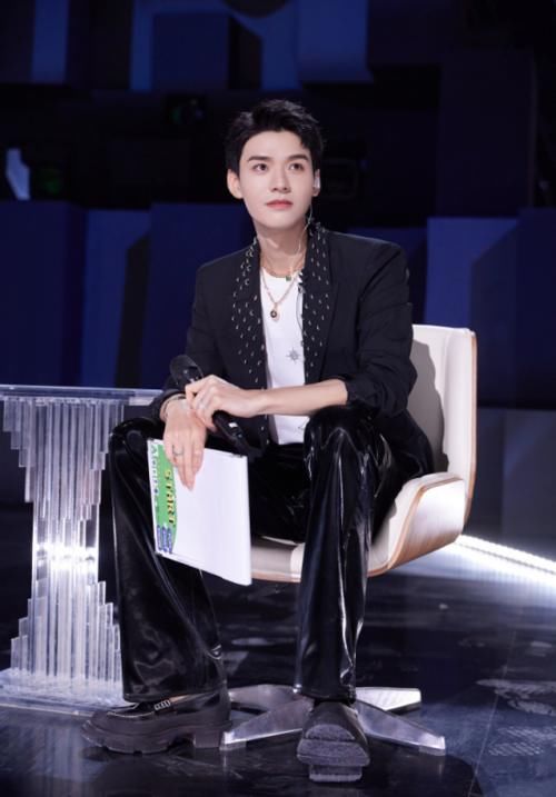 龚俊登上创造营舞台，称跟张哲瀚组男团最匹配，再现经典“芜湖”为选手打call