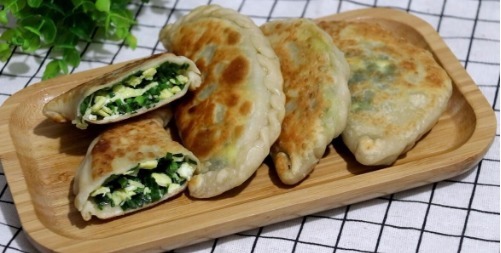 韭菜盒子这么做,薄皮大馅,简单一个步骤韭菜不出水,越吃越香