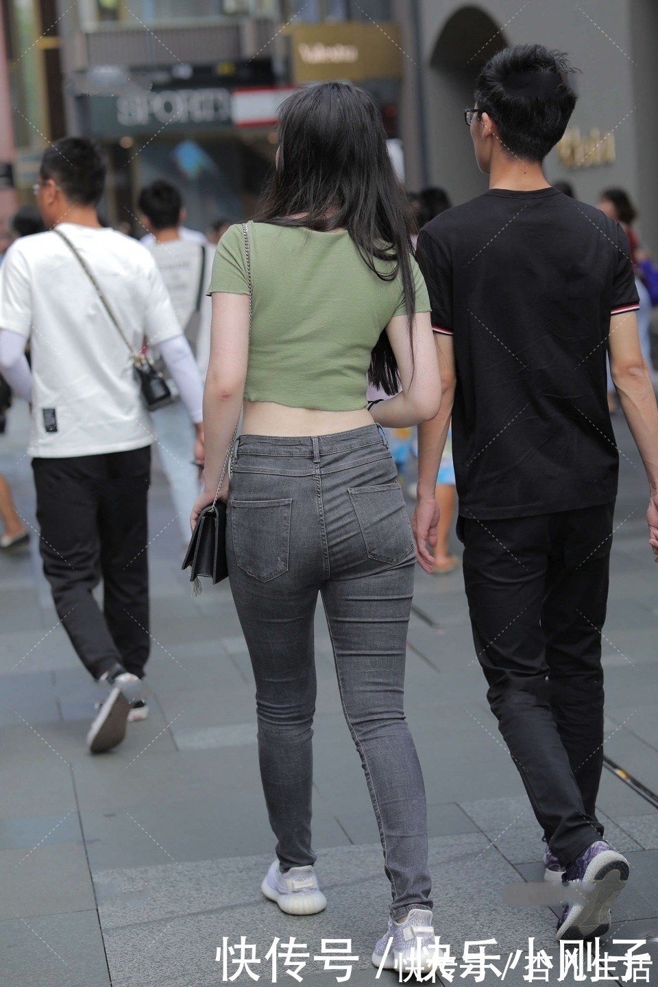 穿搭|黑灰色的牛仔裤,搭配一件绿上衣,显得人活泼又温柔