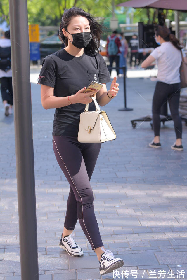 t恤|街拍:选择运动裤搭配T恤, 让你轻松演绎休闲运动风, 美出青春活力感