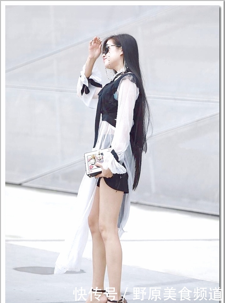 小露香|街拍:小姐姐小露香肩给人遐想,是有什么意义吗?