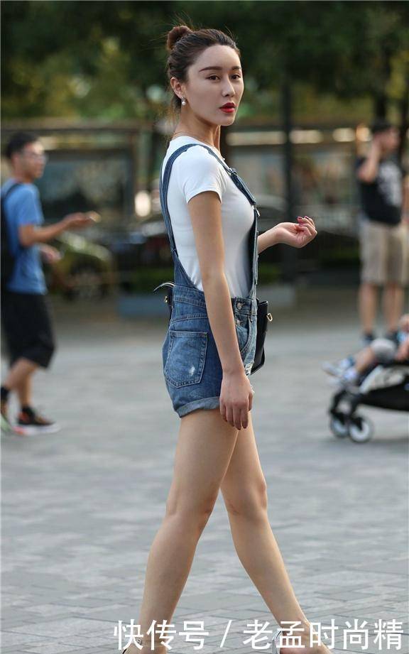 街拍:牛仔背带短裤配白色短袖衬衣,穿上少女般的美丽,清新又减龄
