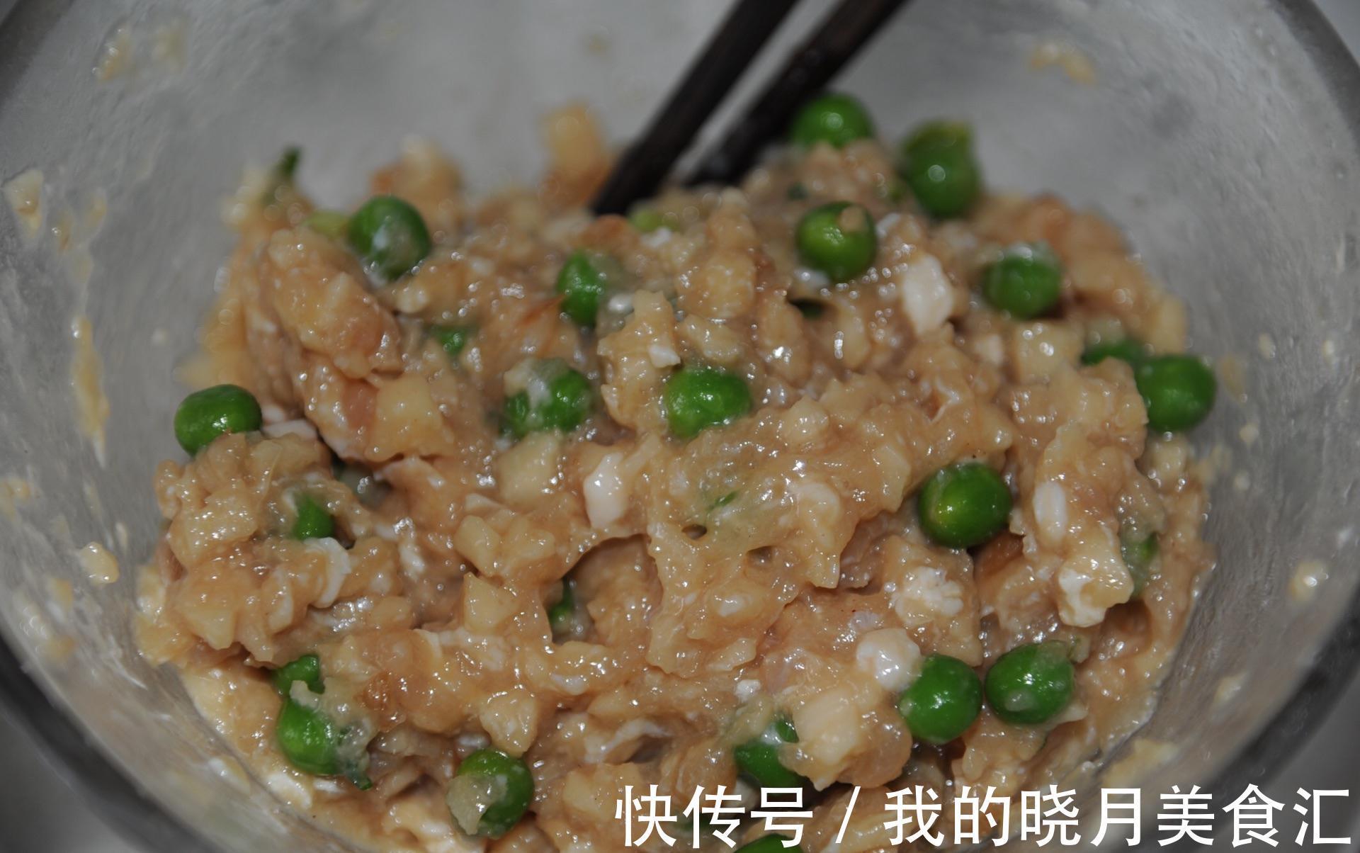 家常藕丁猪肉馅饼，外皮软嫩，馅料鲜香，吃上就忘不了的味道