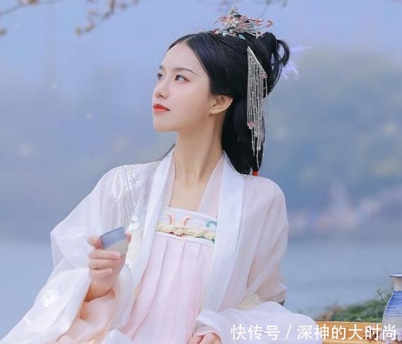 身旁|重生她睁眼醒来在破庙,衣衫褴褛,身旁还躺着瘸腿战神!