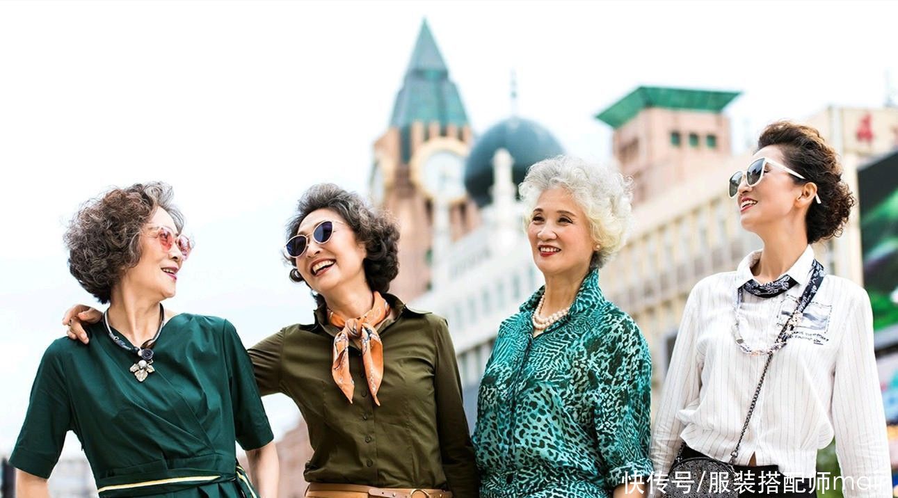 时尚|时尚奶奶走T台比模特还出彩,身材纤细高挑,日常穿衣优雅时髦